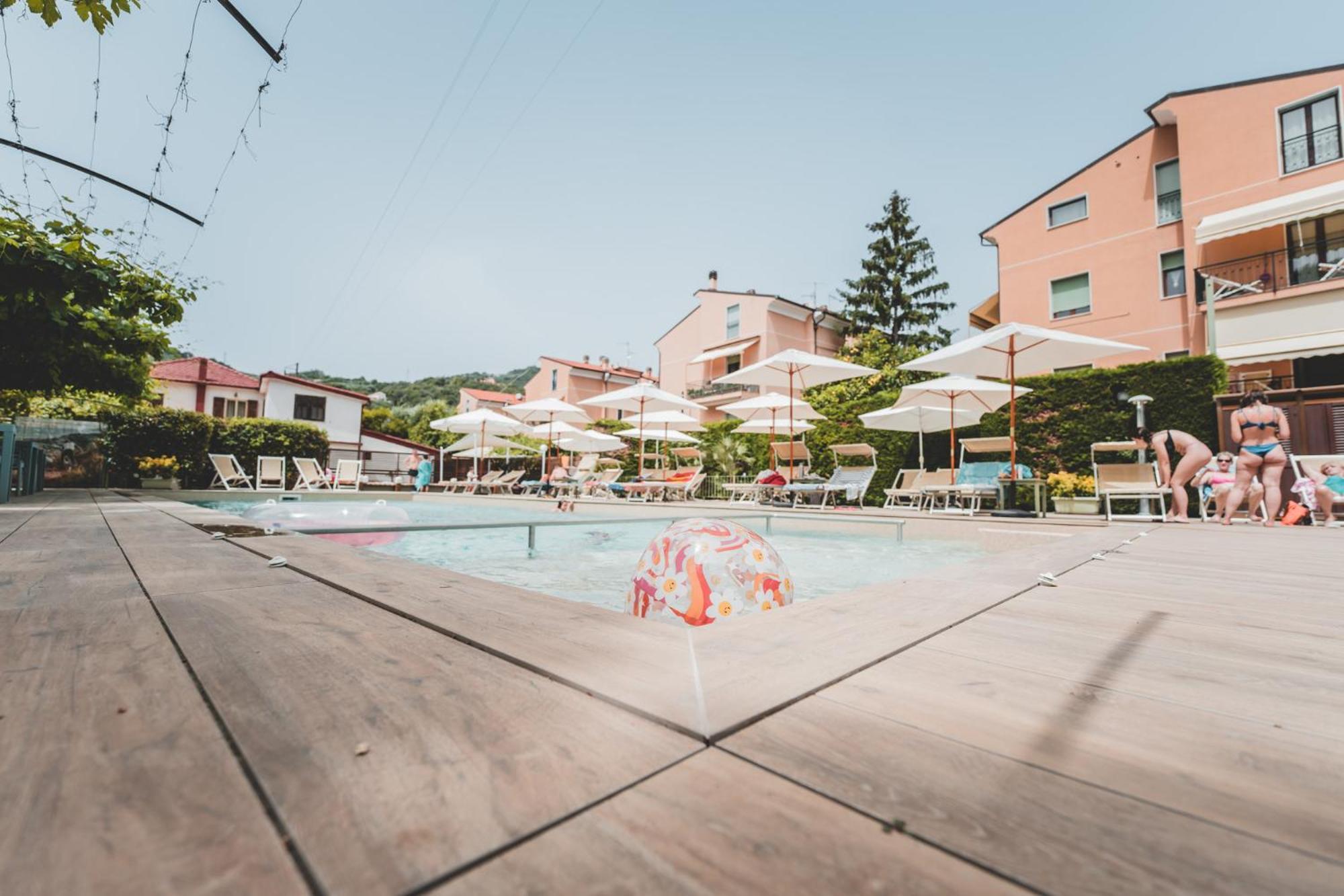 Residence Holidays Пьетра-Лигуре Экстерьер фото