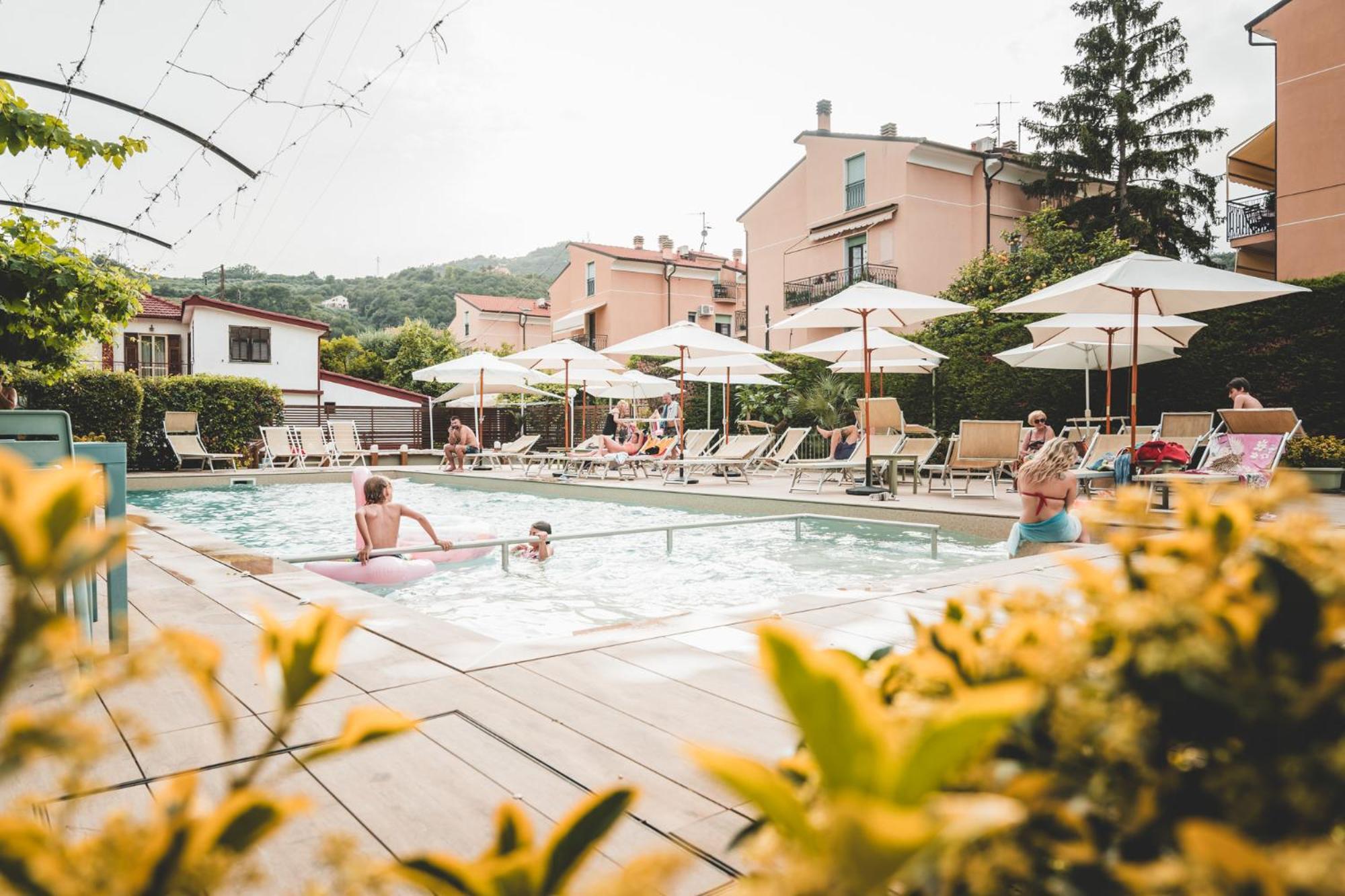 Residence Holidays Пьетра-Лигуре Экстерьер фото